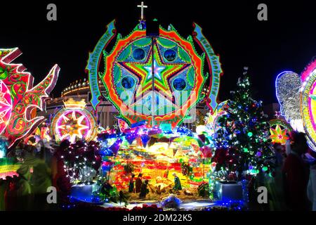 Die Feier Weihnachten mit der schillernden Sterne Parade auf mehr als 200 Autos zusammen mit einem Weihnachtsmann in Parade der Weihnachtssterne Festival. Stockfoto