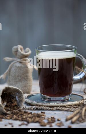 Löwenzahn-Kaffee, Löwenzahn-Tee, Heiltee, Kräutertee, Wurzelkaffee, Wurzel-Kaffee, Kaffee, Kaffeersatz, Kaffee-Ersatz, Tee, Wurzeltee aus gerösteten Stockfoto