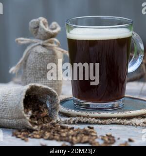 Löwenzahn-Kaffee, Löwenzahn-Tee, Heiltee, Kräutertee, Wurzelkaffee, Wurzel-Kaffee, Kaffee, Kaffeersatz, Kaffee-Ersatz, Tee, Wurzeltee aus gerösteten Stockfoto