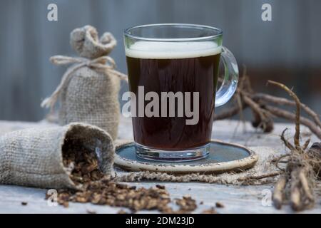 Löwenzahn-Kaffee, Löwenzahn-Tee, Heiltee, Kräutertee, Wurzelkaffee, Wurzel-Kaffee, Kaffee, Kaffeersatz, Kaffee-Ersatz, Tee, Wurzeltee aus gerösteten Stockfoto