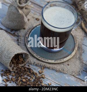 Löwenzahn-Kaffee, Löwenzahn-Tee, Heiltee, Kräutertee, Wurzelkaffee, Wurzel-Kaffee, Kaffee, Kaffeersatz, Kaffee-Ersatz, Tee, Wurzeltee aus gerösteten Stockfoto