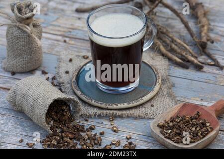 Löwenzahn-Kaffee, Löwenzahn-Tee, Heiltee, Kräutertee, Wurzelkaffee, Wurzel-Kaffee, Kaffee, Kaffeersatz, Kaffee-Ersatz, Tee, Wurzeltee aus gerösteten Stockfoto