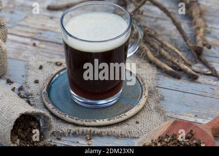 Löwenzahn-Kaffee, Löwenzahn-Tee, Heiltee, Kräutertee, Wurzelkaffee, Wurzel-Kaffee, Kaffee, Kaffeersatz, Kaffee-Ersatz, Tee, Wurzeltee aus gerösteten Stockfoto