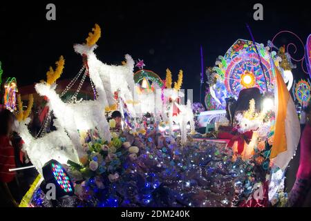 Die Feier Weihnachten mit der schillernden Sterne Parade auf mehr als 200 Autos zusammen mit einem Weihnachtsmann in Parade der Weihnachtssterne Festival. Stockfoto