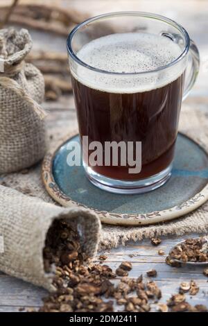 Löwenzahn-Kaffee, Löwenzahn-Tee, Heiltee, Kräutertee, Wurzelkaffee, Wurzel-Kaffee, Kaffee, Kaffeersatz, Kaffee-Ersatz, Tee, Wurzeltee aus gerösteten Stockfoto