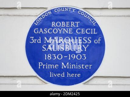 London, Großbritannien. Gedenktafel am Fitzroy Square 21: "Robert Gascoyne Cecil der dritte Marquess von Salisbury (1830-1903) Premierminister lebte hier." Stockfoto