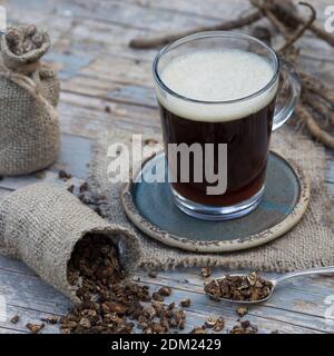 Löwenzahn-Kaffee, Löwenzahn-Tee, Heiltee, Kräutertee, Wurzelkaffee, Wurzel-Kaffee, Kaffee, Kaffeersatz, Kaffee-Ersatz, Tee, Wurzeltee aus gerösteten Stockfoto