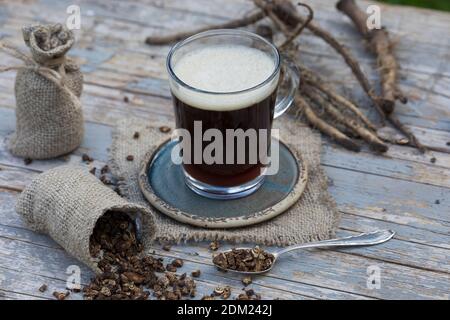 Löwenzahn-Kaffee, Löwenzahn-Tee, Heiltee, Kräutertee, Wurzelkaffee, Wurzel-Kaffee, Kaffee, Kaffeersatz, Kaffee-Ersatz, Tee, Wurzeltee aus gerösteten Stockfoto