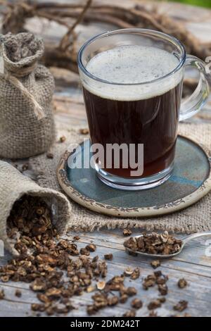 Löwenzahn-Kaffee, Löwenzahn-Tee, Heiltee, Kräutertee, Wurzelkaffee, Wurzel-Kaffee, Kaffee, Kaffeersatz, Kaffee-Ersatz, Tee, Wurzeltee aus gerösteten Stockfoto