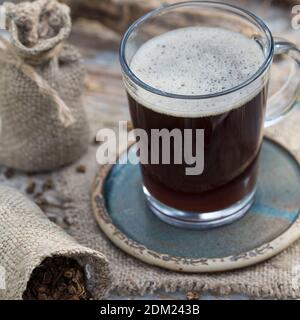 Löwenzahn-Kaffee, Löwenzahn-Tee, Heiltee, Kräutertee, Wurzelkaffee, Wurzel-Kaffee, Kaffee, Kaffeersatz, Kaffee-Ersatz, Tee, Wurzeltee aus gerösteten Stockfoto