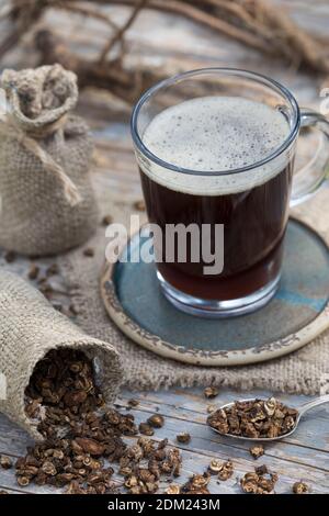 Löwenzahn-Kaffee, Löwenzahn-Tee, Heiltee, Kräutertee, Wurzelkaffee, Wurzel-Kaffee, Kaffee, Kaffeersatz, Kaffee-Ersatz, Tee, Wurzeltee aus gerösteten Stockfoto