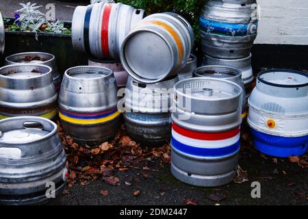 Ein Stapel Bierfässer Fässer in einem Pub-Innenhof, Dezember 2020 Stockfoto