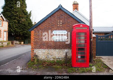 Selborne Common Zeichen und K2 Telefonkasten in Selborne Dorf, Hampshire, Großbritannien, Dezember 2020 Stockfoto