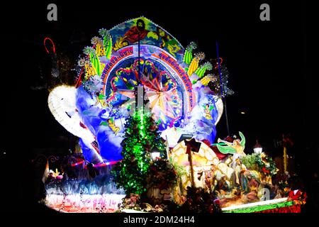Die Feier Weihnachten mit der schillernden Sterne Parade auf mehr als 200 Autos zusammen mit einem Weihnachtsmann in Parade der Weihnachtssterne Festival. Stockfoto