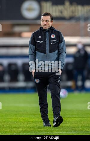 Paderborn, Deutschland. Dezember 2020. Fußball: 2. Bundesliga, SC Paderborn 07 - Eintracht Braunschweig, Matchday 12, in der Benteler-Arena. Braunschweiger Trainer Daniel Meyer läuft über das Spielfeld. Kredit: David Inderlied/dpa - WICHTIGER HINWEIS: Gemäß den Bestimmungen der DFL Deutsche Fußball Liga und/oder des DFB Deutscher Fußball-Bund ist es untersagt, im Stadion und/oder des Spiels aufgenommene Fotos in Form von Sequenzbildern und/oder videoähnlichen Fotoserien zu verwenden oder zu verwenden./dpa/Alamy Live News Stockfoto