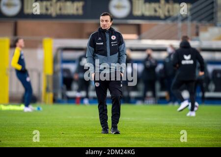 Paderborn, Deutschland. Dezember 2020. Fußball: 2. Bundesliga, SC Paderborn 07 - Eintracht Braunschweig, Matchday 12, in der Benteler-Arena. Braunschweiger Trainer Daniel Meyer läuft über das Spielfeld. Kredit: David Inderlied/dpa - WICHTIGER HINWEIS: Gemäß den Bestimmungen der DFL Deutsche Fußball Liga und/oder des DFB Deutscher Fußball-Bund ist es untersagt, im Stadion und/oder des Spiels aufgenommene Fotos in Form von Sequenzbildern und/oder videoähnlichen Fotoserien zu verwenden oder zu verwenden./dpa/Alamy Live News Stockfoto