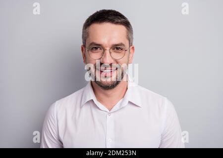 Nahaufnahme Porträt seiner er schön attraktiv fröhlich reifen Mann Wissenschaftler erfahrenen Spezialisten Experte Hai tragen Specs isoliert Stockfoto