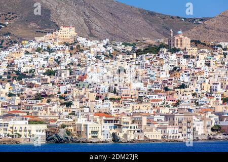 Ermoupolis und Ano Syra Stadt, die Hauptstadt der Insel Syros, in Kykladen Komplex, Ägäis, Griechenland, Europa Stockfoto