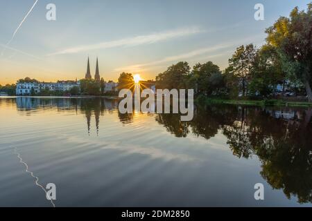 Krähenteich und Dom am späten Abend, Hansestadt Lübeck, Schleswig-Holstein, Norddeutschland, Europa Stockfoto