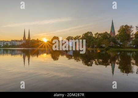 Krähenteich und Dom am späten Abend, Hansestadt Lübeck, Schleswig-Holstein, Norddeutschland, Europa Stockfoto