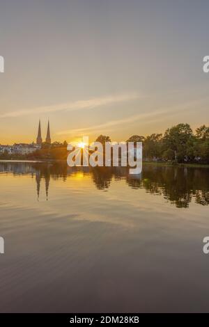 Krähenteich und Dom am späten Abend, Hansestadt Lübeck, Schleswig-Holstein, Norddeutschland, Europa Stockfoto