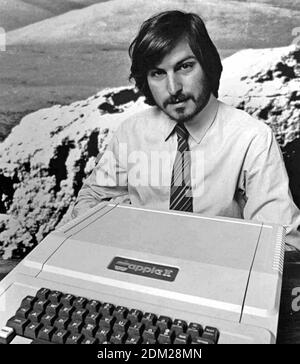 STEVE JOBS (1955-2011) amerikanischer Mitbegründer von Apple Inc mit einem Von der Apple II Serie von Computern um 1978 Stockfoto