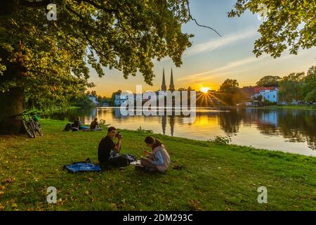 Krähenteich und Dom am späten Abend, Hansestadt Lübeck, Schleswig-Holstein, Norddeutschland, Europa Stockfoto