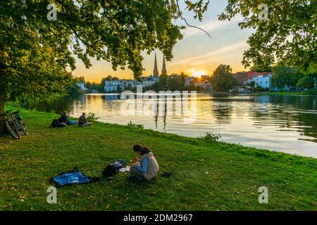 Krähenteich und Dom am späten Abend, Hansestadt Lübeck, Schleswig-Holstein, Norddeutschland, Europa Stockfoto