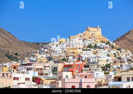 Ano Syra, das malerische Dorf auf der Insel Syros, das zu einem Höhepunkt auf dem Hügel von Saint George kommt. Es ist die katholische Stadt in Syros. Stockfoto