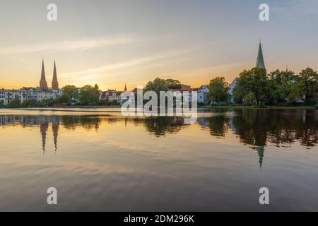 Krähenteich und Dom am späten Abend, Hansestadt Lübeck, Schleswig-Holstein, Norddeutschland, Europa Stockfoto