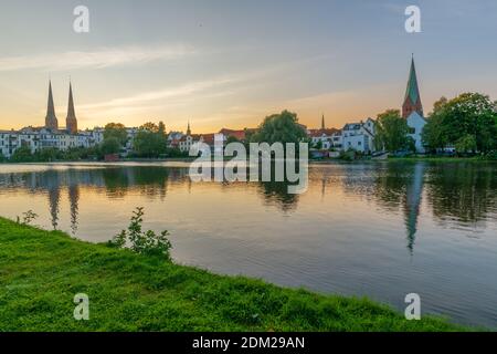 Krähenteich und Dom am späten Abend, Hansestadt Lübeck, Schleswig-Holstein, Norddeutschland, Europa Stockfoto