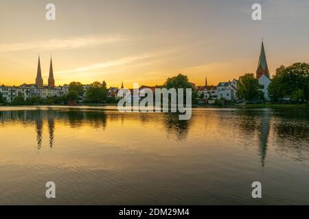 Krähenteich und Dom am späten Abend, Hansestadt Lübeck, Schleswig-Holstein, Norddeutschland, Europa Stockfoto