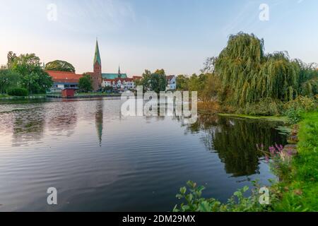 Krähenteich und Dom am späten Abend, Hansestadt Lübeck, Schleswig-Holstein, Norddeutschland, Europa Stockfoto