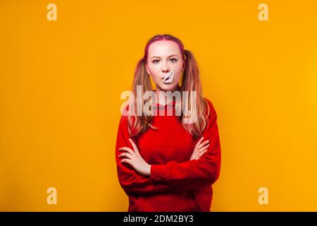 Mädchen Körper ist hier, aber ihr Geist ist anderswo Stockfoto