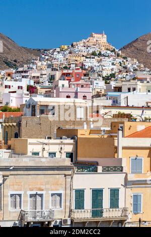 Ano Syra, das malerische Dorf auf der Insel Syros, das zu einem Höhepunkt auf dem Hügel von Saint George kommt. Es ist die katholische Stadt in Syros. Stockfoto