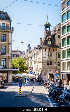 Der Molard-Turm auf dem belebten Molard-Platz in Genf mit Straßencafés und Restaurants. Stockfoto