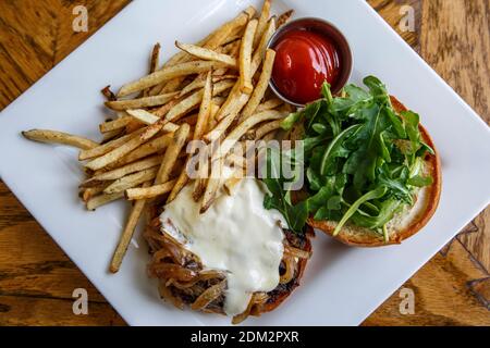 Bison Bistro, Burger und Pommes frites, Speisesaal, Chautauqua Park, Boulder, Colorado, USA Stockfoto