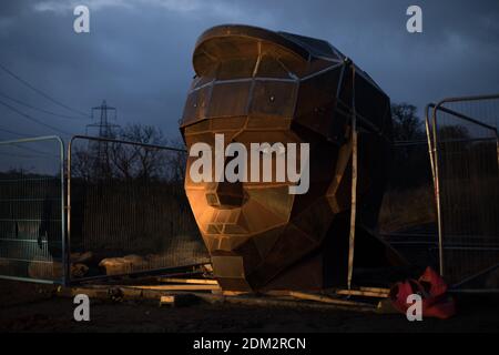 Nethercroy, Schottland, Großbritannien, 16. Dezember 2020. Die Arbeit geht weiter an der Installation einer 6-Meter-Skulptur, von der Künstlerin Svetlana Kondakova, eines römischen Soldatenkopfes, Spitzname Silvanus - nach dem römischen Gott Beschützer von Feldern, Wald und Vieh, Und einen Namen, der durch eine öffentliche Abstimmung gewählt wurde, auf dem niederländischen Gelände auf der Route der Antoninenmauer aus der Römerzeit. Die Skulptur, gebaut von Big Red Blacksmiths, wurde als Teil eines breiteren Projekts "Wiederentdeckung der Antonine Wall" in Auftrag gegeben. Das Projekt zielt darauf ab, entlang der gesamten Länge bessere Verbindungen für Gemeinden und Besucher zu schaffen Stockfoto