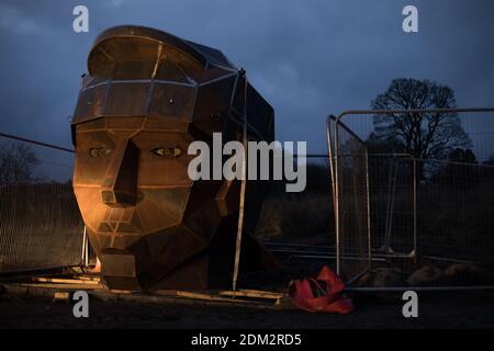 Nethercroy, Schottland, Großbritannien, 16. Dezember 2020. Die Arbeit geht weiter an der Installation einer 6-Meter-Skulptur, von der Künstlerin Svetlana Kondakova, eines römischen Soldatenkopfes, Spitzname Silvanus - nach dem römischen Gott Beschützer von Feldern, Wald und Vieh, Und einen Namen, der durch eine öffentliche Abstimmung gewählt wurde, auf dem niederländischen Gelände auf der Route der Antoninenmauer aus der Römerzeit. Die Skulptur, gebaut von Big Red Blacksmiths, wurde als Teil eines breiteren Projekts "Wiederentdeckung der Antonine Wall" in Auftrag gegeben. Das Projekt zielt darauf ab, entlang der gesamten Länge bessere Verbindungen für Gemeinden und Besucher zu schaffen Stockfoto