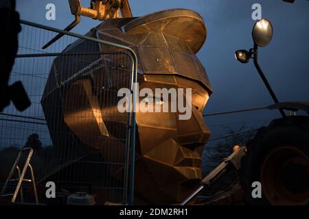 Nethercroy, Schottland, Großbritannien, 16. Dezember 2020. Die Arbeit geht weiter an der Installation einer 6-Meter-Skulptur, von der Künstlerin Svetlana Kondakova, eines römischen Soldatenkopfes, Spitzname Silvanus - nach dem römischen Gott Beschützer von Feldern, Wald und Vieh, Und einen Namen, der durch eine öffentliche Abstimmung gewählt wurde, auf dem niederländischen Gelände auf der Route der Antoninenmauer aus der Römerzeit. Die Skulptur, gebaut von Big Red Blacksmiths, wurde als Teil eines breiteren Projekts "Wiederentdeckung der Antonine Wall" in Auftrag gegeben. Das Projekt zielt darauf ab, entlang der gesamten Länge bessere Verbindungen für Gemeinden und Besucher zu schaffen Stockfoto