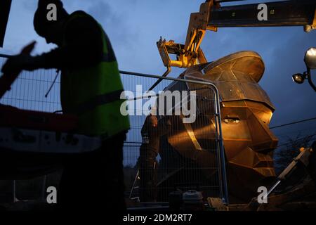 Nethercroy, Schottland, Großbritannien, 16. Dezember 2020. Die Arbeit geht weiter an der Installation einer 6-Meter-Skulptur, von der Künstlerin Svetlana Kondakova, eines römischen Soldatenkopfes, Spitzname Silvanus - nach dem römischen Gott Beschützer von Feldern, Wald und Vieh, Und einen Namen, der durch eine öffentliche Abstimmung gewählt wurde, auf dem niederländischen Gelände auf der Route der Antoninenmauer aus der Römerzeit. Die Skulptur, gebaut von Big Red Blacksmiths, wurde als Teil eines breiteren Projekts "Wiederentdeckung der Antonine Wall" in Auftrag gegeben. Das Projekt zielt darauf ab, entlang der gesamten Länge bessere Verbindungen für Gemeinden und Besucher zu schaffen Stockfoto