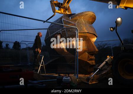 Nethercroy, Schottland, Großbritannien, 16. Dezember 2020. Die Arbeit geht weiter an der Installation einer 6-Meter-Skulptur, von der Künstlerin Svetlana Kondakova, eines römischen Soldatenkopfes, Spitzname Silvanus - nach dem römischen Gott Beschützer von Feldern, Wald und Vieh, Und einen Namen, der durch eine öffentliche Abstimmung gewählt wurde, auf dem niederländischen Gelände auf der Route der Antoninenmauer aus der Römerzeit. Die Skulptur, gebaut von Big Red Blacksmiths, wurde als Teil eines breiteren Projekts "Wiederentdeckung der Antonine Wall" in Auftrag gegeben. Das Projekt zielt darauf ab, entlang der gesamten Länge bessere Verbindungen für Gemeinden und Besucher zu schaffen Stockfoto