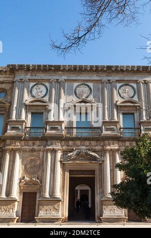 Fassade des Palastes von Karl V., ein Gebäude in der Alhambra, Granada (Spanien). Stockfoto