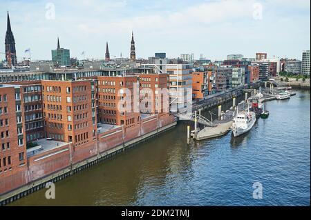 HAMBURG, DEUTSCHLAND - 25. JULI 2019: Hamburger Straße herrlicher Blick auf das Hamburger Lagerhaus und die HafenCity Stockfoto