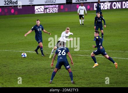 Kamil Jozwiak (Mitte) von Derby County erzielt beim Sky Bet Championship-Spiel im Pride Park, Derby, das zweite Tor seiner Spielenden. Stockfoto