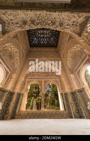 Blick auf einen der Räume der Alhambra in Granada, dekoriert mit geometrischen Figuren, die charakteristisch für die islamische Kunst sind Stockfoto