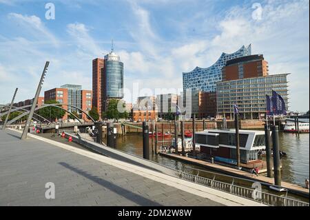 HAMBURG, DEUTSCHLAND - 25. JULI 2019: Hamburger Straße herrlicher Blick auf das Hamburger Lagerhaus und die HafenCity Stockfoto