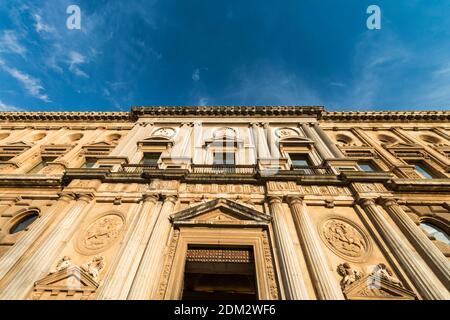 Fassade des Palastes von Karl V., ein Gebäude in der Alhambra, Granada (Spanien). Stockfoto