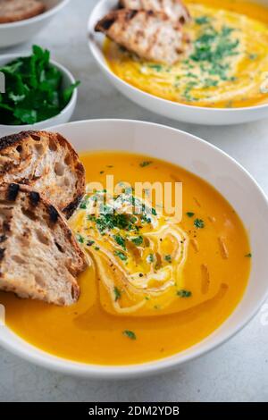 Pumpkin soup served in a bowl with croutons, parsley and olive oil. Stockfoto