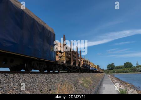 Tauranga Neuseeland - 6. Dezember 2020; Holzbeladene Waggons im Zug fahren mit der Bahn zum Hafen. Stockfoto